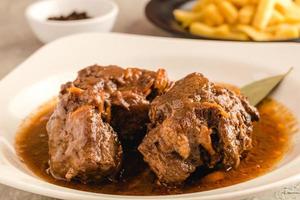 Stierschwanz gekocht und verzehrfertig in einem spanischen Restaurant foto