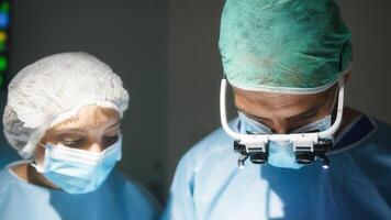 medizinisch Mannschaft führt aus chirurgisch Betrieb foto