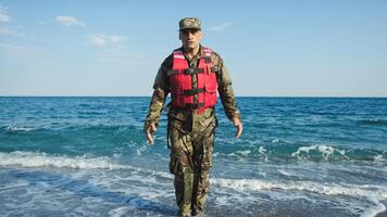 Militär- USA Mann Ausbildung Springen Jack im das Ufer in der Nähe von das Ozean foto