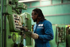 schwarz männlich mechanisch Ingenieur Arbeiten beim Metall Drehbank Fabrik Maschine Drehbank Betriebs Ingenieur afrikanisch amerikanisch Personen. foto