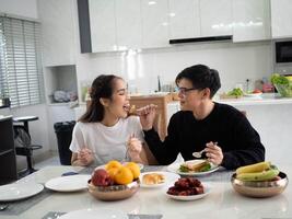 Paar Familie weiblich männlich Frau ein Person Menschen Mensch romantisch Liebe Wein Abendessen Feier Liebe Hochzeit Jahrestag trinken Essen Dating Kerze Nacht Urlaub Freund Freundin Lebensstil heterosexuell foto