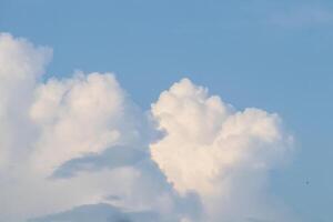 schön Wolken, dick Wolken im das Blau Himmel foto