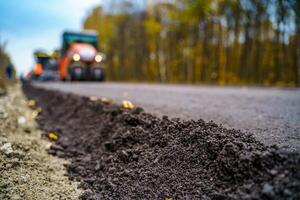 frisch Asphalt auf Autobahn Konstruktion Seite? ˅. industriell Pflaster Maschine Verlegung. foto