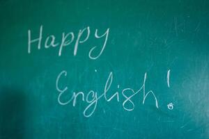 glücklich Englisch. Text auf Schule Tafel. lernen Englisch. Schule Kinder. Bildung im das vereinigt Königreich foto