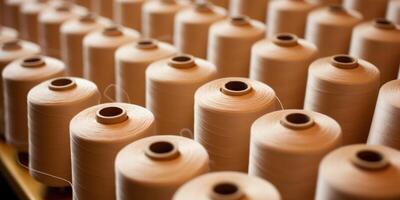 ai generiert Spulen von Beige Faden vereinbart worden im Reihen zum Textil- Produktion. Nahansicht von Baumwolle Spule. generativ ai foto