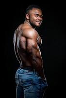 sexy muskulös Bodybuilder zeigen seine nackt Torso. sportlich Fitness Kerl im Jeans posieren zum Kamera. foto