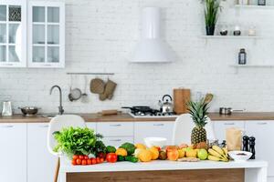anders organisch Früchte und Gemüse auf moderm Weiß farbig Küche. gesund Ernährung. foto