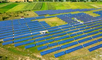 Antenne Aussicht zu Solar- Leistung Pflanze. Industrie und verlängerbar Ressourcen Thema foto