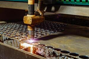 industriell Metall Arbeit Verfahren. Bohren Maschine Arbeiten Prozess auf Metall Fabrik foto