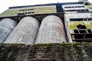 Ruinen von ein alt Fabrik. alt industriell Gebäude zum Abriss foto