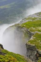 Nebel, Wolken, Felsen und Klippen auf dem Berg Veslehodn Veslehorn, Norwegen. foto