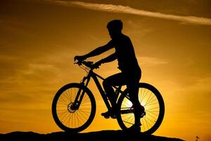Schattenbild eines Fahrrads auf Himmelhintergrund auf Sonnenuntergang foto