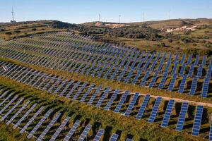 Antenne Aussicht fliegend Über ein Solar- Panel Bauernhof foto