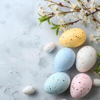 ai generiert glücklich Ostern. Glückwunsch Ostern Hintergrund. Ostern Eier und Blumen auf Blau. foto