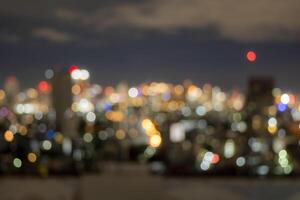 verschwommen von Nacht Stadt Wolkenkratzer und Turm Beleuchtung Bokeh , Sanft Fokus , Metropole Backgound Hintergrund foto