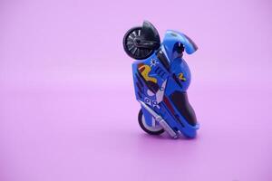 Sport Motorrad Spielzeug isoliert auf lila Hintergrund. Mini Sport Motorrad foto