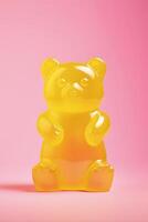 ai generiert groß Gelb Vitamin gummiartig Bär auf ein Rosa Hintergrund. ai generiert foto