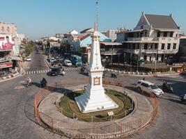 luftaufnahme des wahrzeichens tugu yogyakarta mit viel verkehr. foto