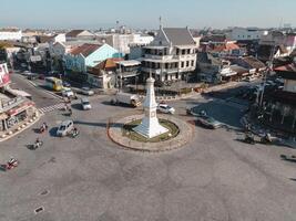 luftaufnahme des wahrzeichens tugu yogyakarta mit viel verkehr. foto