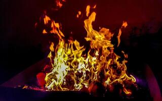 Feuer und Flammen auf Grill im das dunkel Malediven. foto