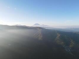 Antenne Morgen Aussicht von ein Berg im Brom, Osten Java, Indonesien foto