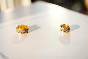 Hochzeit golden Metall Ringe. Paar von Schmuck Gold Ringe. Ehe Feier. foto