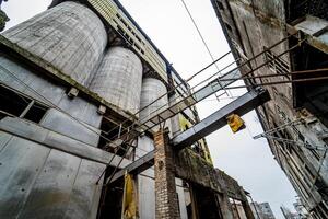 alt industriell Gebäude zum Abriss. verlassen Gebäude Außen foto