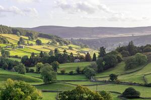 rollen Grün Hügel mit Patchwork Felder unter ein Sanft Himmel, präsentieren ländlich Schönheit und still Landschaften im Yorkshire Täler. foto