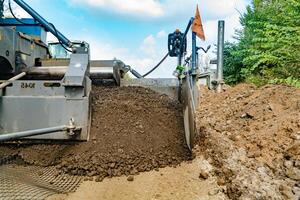 Technologie Verlegung Asphalt mit verstärkt Gittergewebe. Nahansicht foto