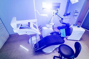 modern Zahnheilkunde Büro Innere mit Stuhl und Werkzeug. Mikroskop im Stomatologie. foto