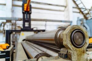 groß Stahl Konstruktion von Röhren zum Schneiden Metall im Werkstatt. industriell Ausrüstung zum Schneiden Metall Innerhalb das Pflanze. Seite Aussicht foto