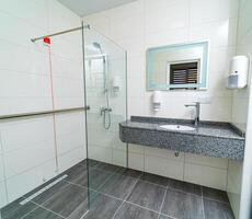 modern klassisch Badezimmer mit stilvoll sinken und Bad. Weiß Badezimmer im modern Stil. foto