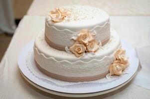 Weiß Hochzeit Kuchen mit Blumen. Dessert zum Gäste foto