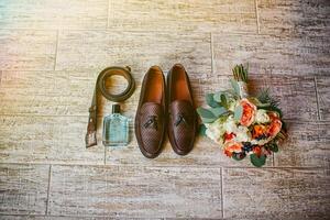 Hochzeit Einzelheiten. Zubehör zum das Bräutigam. Schuhe, Strauß, Gürtel, Parfüm foto