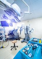 chirurgisch Roboter. Krankenhaus mit Roboter Technologie Ausrüstung, Maschine im Betrieb Zimmer. angreifend Chirurgie mit ein Roboter Gerät. da vinci Operation. modern medizinisch Technologie foto