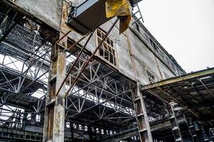 alt zerstört verlassen Fabrik. Ruinen von sehr schwer verschmutzt industriell Fabrik foto