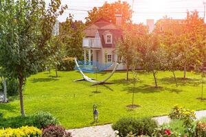 schön Landschaftsbau mit schön Pflanzen und Blumen. natürlich Landschaftsbau Panorama im Zuhause Garten foto