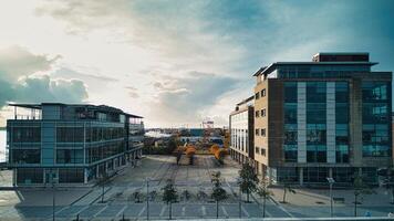 modern Büro Gebäude mit Glas Fassaden beim Sonnenuntergang, städtisch Landschaft im Rumpf, England. foto