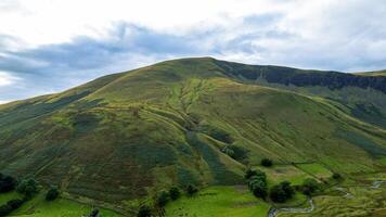 üppig Grün Hang mit sanft Pisten und klar Himmel, Ideal zum Landschaft und Natur Themen. foto