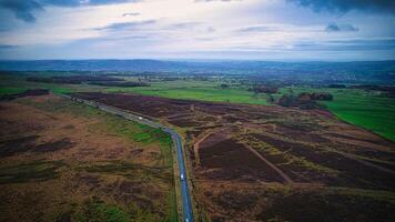 Antenne Aussicht von das Hügel und Landschaft Straße im Yorkshire foto