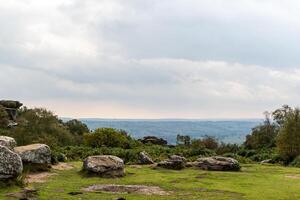 heiter Landschaft mit felsig Vordergrund und expansiv Aussicht unter ein wolkig Himmel. foto