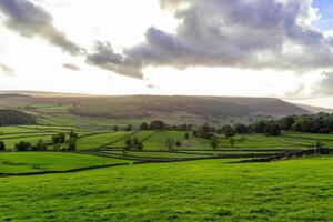 szenisch Landschaft Foto im Yorkshire Täler mit Wolken und Sonnenuntergang