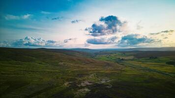 szenisch Antenne Aussicht von rollen Hügel unter ein dramatisch Himmel beim Dämmerung, präsentieren das natürlich Schönheit von das Landschaft im Yorkshire. foto