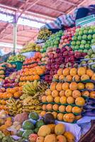 ein bunt Anordnung von Früchte beim ein Markt Stall beim das Markt von Arequipa, Peru. foto