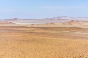 das Mars mögen Landschaft von das reserva nacional de Paracas National Reservieren. einer von das am trockensten setzt auf Erde mit fast Nein Leben wo das Boden ist 70 Prozent Salz. foto