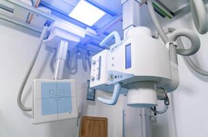 Krankenhaus Betriebs Zimmer. modern Maschine. Ärzte Ausrüstung zum arbeiten. foto