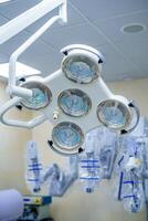 modern chirurgisch System. medizinisch Roboter. minimal angreifend Roboter Operation. da vinci Operation. foto