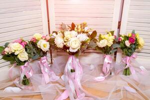 hell Hochzeit Blumensträuße. Aussicht von frisch Strauß von Braut gegen hölzern Hintergrund foto