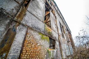 verlassen industriell Gebäude. Ruinen von ein alt Fabrik foto