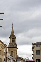 städtisch Horizont mit historisch Kirche Turm unter wolkig Himmel im Oxford, England. foto